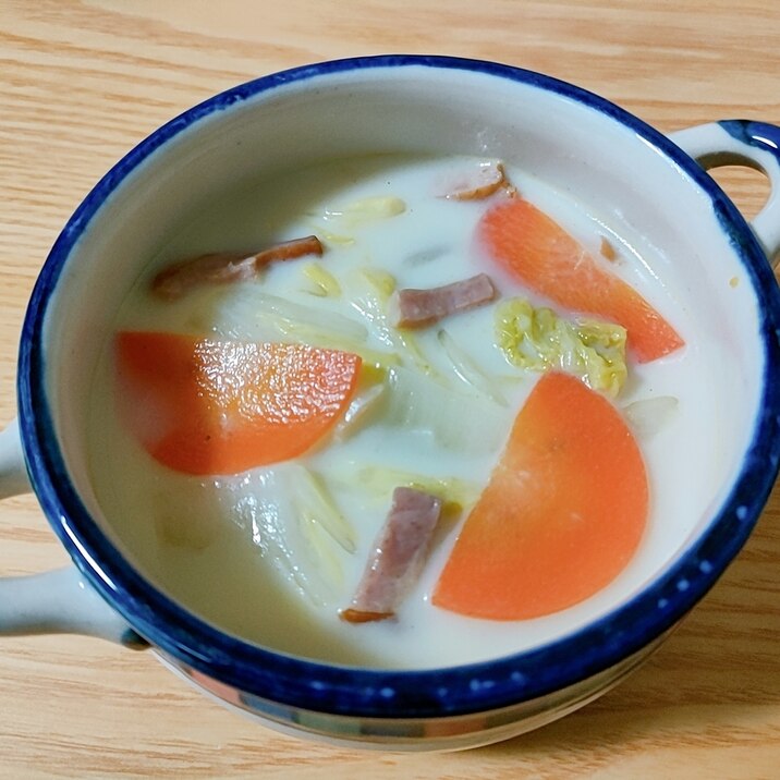 白菜と人参とベーコンのクリームスープ